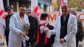 Пртия БНО в ЗНАК на ПРОТЕСТ хапнаха Предизборни кебапчета на УЛИЦАТА, отричайки ЗЕЛЕНИЯ СЕРТИФИКАТ ( ВИДЕО )