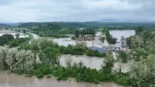 Евакуация в Севлиево, водата по улиците достигна 1,20 м