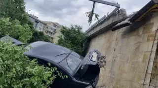 При гонка в Бургас: Мерцедес с трима мигранти падна до подлез, шофьорът избяга