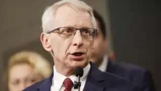 Денков: Около 100 незаконни сгради се строят край парк „Златни пясъци