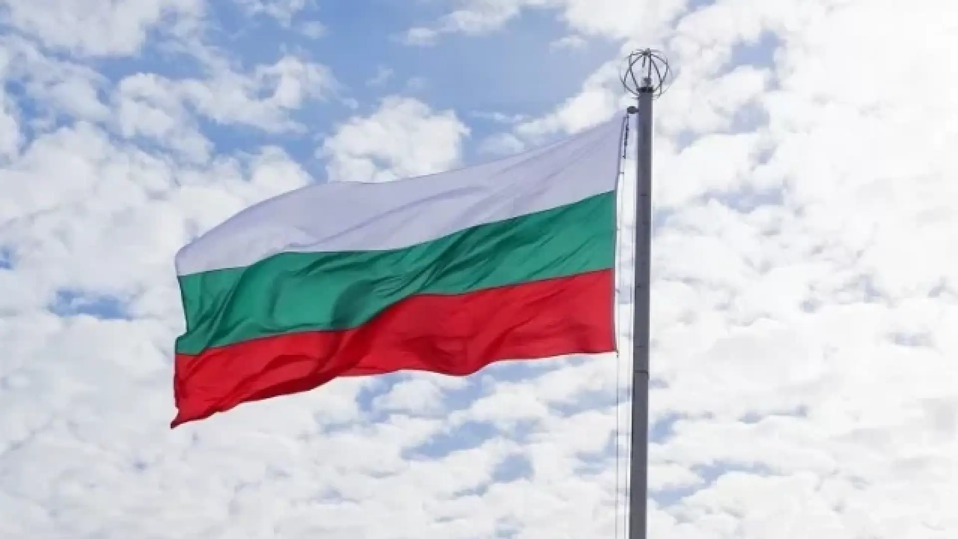 Проучване: 89% от младите виждат бъдещето си в България