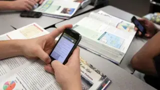 ГЕРБ предлага: Без социални мрежи до 16 години и без телефони в клас