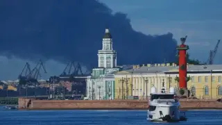 Украински дронове удариха Санкт Петербург при откриването на форум на Путин, избухна пожар в петролен терминал