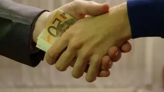 Бивш служител на ДФ „Земеделие“ е предаден на съд за подкуп от над 14 000 лв. и две агнета