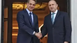 „Двете страни са здрава ос на стабилност в региона“: Гръцкият премиер Мицотакис на среща с Румен Радев
