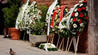 Близки и приятели си взеха последно сбогом с Любен Дилов-син