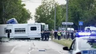 "Сред пламъци и хаос": Пожарникар разказа как са вадили хора от обърнатия рейс на Челопешко шосе