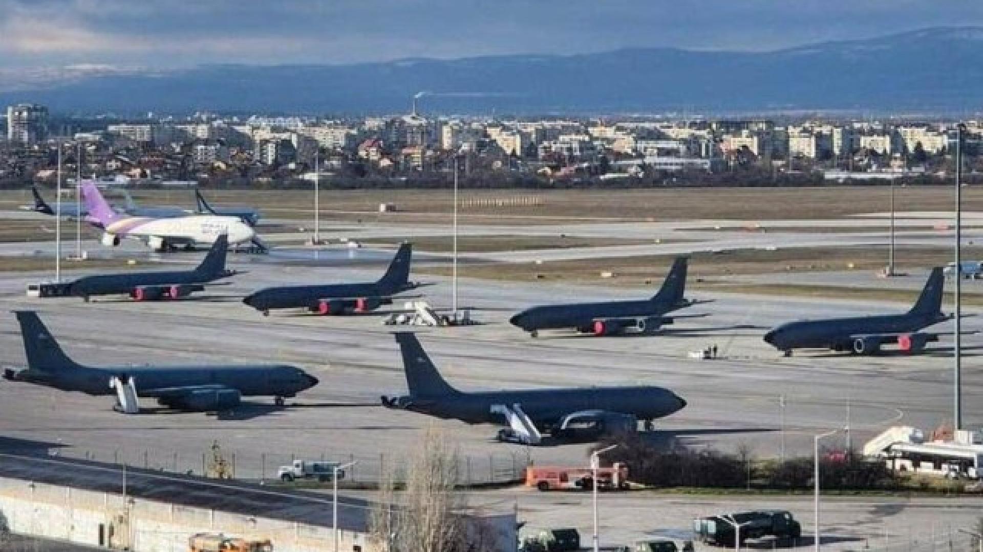 Четири американски военни самолета напуснаха летище София