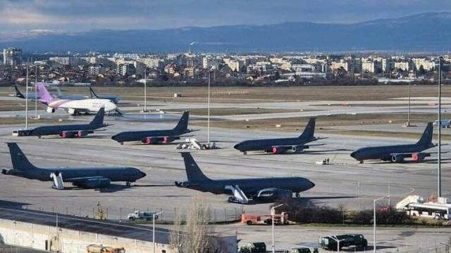 Четири американски военни самолета напуснаха летище София