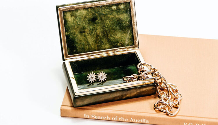 Кутия за бижута: обмислен подарък за специални поводи