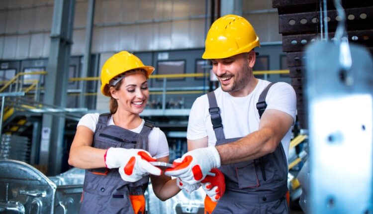 Изисквания и стандарти при избор на работни дрехи