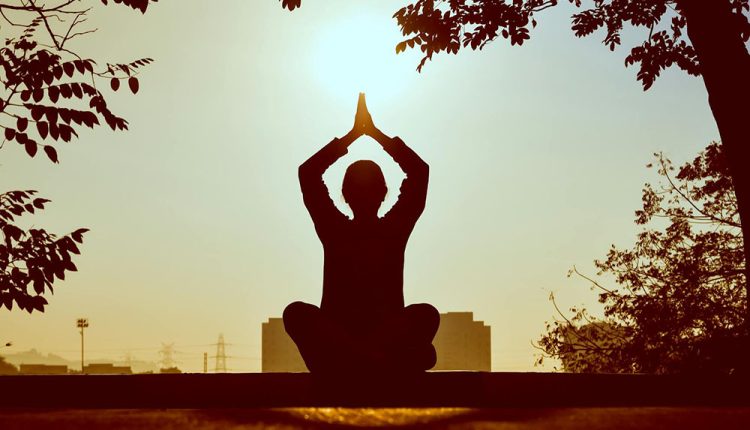 Хармонизиране на тялото и духа: Сливане на духовното лечение на Петър Дънов с холистичните практики на Омраам