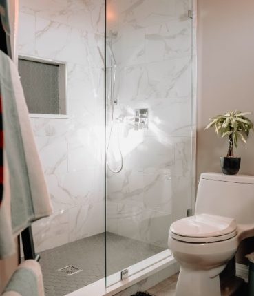 Тенденции в дизайна на плочки за баня - как да създадем модерна и функционална баня