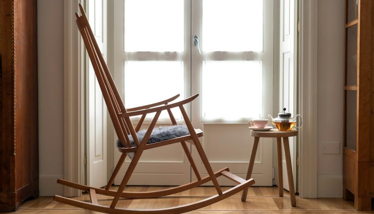 Защо люлеещият се стол е добър и подходящ за възрастните хора